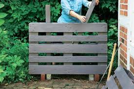 Kreativ Idee So Wird Aus Paletten Ein Bluhender Sichtschutz Paletten Ideen Garten Paletten Garten Und Gartensichtschutz