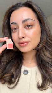 Multifunkcyjny cień do powiek INGLOT to wszechstronny kosmetyk, który nie  tylko spełnia funkcję cienia do powiek, ale w zależności od wybranego  odcienia, może także służyć jako rozświetlacz, bronzer, baza, korektor,  pomadka lub