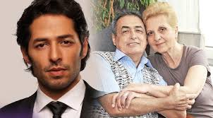 Uzun süredir herkesin gündeminde olan ve bir fotoğraf karesinde genç bir kadın ile birlikte aynı karede yer alan nihat hatipoğlu eşleri ile ilgili olarak. Mert Firat In Vefat Eden Babasi Nihat Firat In Dikkat Cekici Hayat Hikayesi Magazin Haberleri