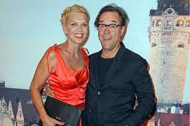 His birthplace is located in dresden, east germany and from the active year 1986 till the current time he is active and serious in working into the entertainment. Jan Josef Liefers So Suss Gratuliert Er Seiner Tochter Zur Volljahrigkeit Gala De