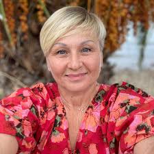 Hello everyone , Anyone who travelled to Kamena Vourla please could share  their experiences? Hotels to stay.