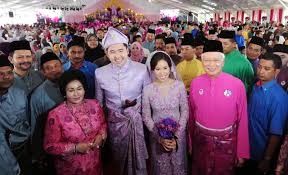 Datuk kepada pelakon dan pengacara neelofa mohd noor, 29, noor mohamed din, 83 tahun selamat dikebumikan di tanah perkuburan islam kampung lemal allahyarham meninggalkan seorang balu, tujuh anak serta lebih 40 cucu termasuk neelofa. Najib Rosmah Adakan Majlis Perkahwinan Anak Perempuan Di Pekan Semasa Mstar