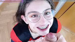 Девушка с брекетами в очках вынуждена отсосать мужчине на кастинге