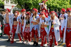 Jeg lå ute i sola og leste ut boka som jeg begynte på på onsdag (det er sensasjon for meg å være). Russ Celebration Russefeiring By Travelingmonkey Celebrities Norway Culture
