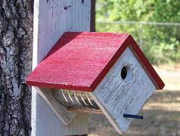 Accrochez des boites de conserve et donnez à chacune un nombre de points qui lui correspond. 1001 Idees Creatives Pour Mangeoire Oiseaux A Fabriquer Soi Meme Mangeoire Oiseau Nichoir Oiseau Nichoir