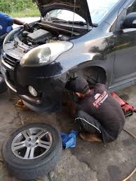 Pekerja sedang tukar minyak power steering, dan minyak gear automatik. Servis Myvi Lower Arm Minyak Gear Steering Thehelmi Com