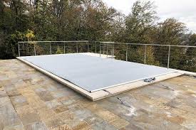 Bieri Rollschutz Ist Eine Poolabdeckung Die Im Winter Und Sommer Verwendet Werden Kann Poolabdeckung Pool Schwimmbadabdeckungen