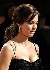 She began her career as a teenager on the british stage, appearing alongside judi dench in a west end production of the royal family in 2001. Emily Blunt Wikipedia