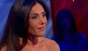 Cori da stadio e tanti giovanissimi all'esterno del megastore. Carmela Barbato Ex Moglie Gigi D Alessio La Separazione