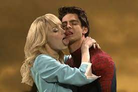 Andrew garfield y emma stone presentan spiderman. Emma Stone And Andrew Garfield S Hilarious Snl Spider Man Skit Geektyrant Andrew Garfield Andrew Garfield Spiderman Kissing Scenes