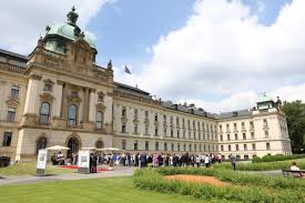 Podle agentury afp svědci popisovali z dálky viditelný oheň. Urad Vlady Cr Ø¯Ø± ØªÙˆÛŒÛŒØªØ± Na Zahrade Uradu Vlady Byla Zahajena Vystava Osudy Strakovy Akademie 120 Vyroci Budovy A 240 Vyroci Strakovy Nadace