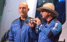 Jeffrey preston bezos is an american business magnate, media proprietor, and investor. 08c1jaaopeddjm