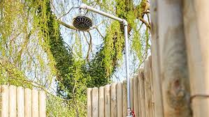 Selbst Gebaute Outdoor Gartendusche Gartendusche Wenn Im Juli Und August Das Thermometer Uber 30 Grad Klettert Gartendusche Sichtschutz Selber Bauen Garten