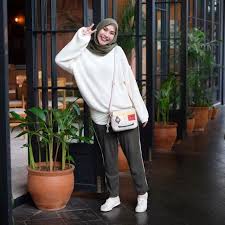 Umur 33 tahun) adalah pemeran sinetron dan bintang film berkebangsaan indonesia karier awal karier. Serba Longgar Dan Simpel Semua Gaya Busana Hijab Zaskia Adya Mecca Ini Senyaman Outfit Rumahan