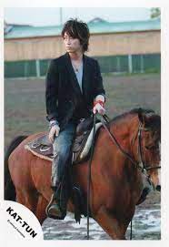 amazon kat tun 公式写真 亀梨和也 ジャニーズ公式 生写真 スリーブ付 b23 アイドル 芸能人グッズ 通販 亀梨 亀梨和也 亀