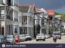 Vorschlag für die rätselfrage #hauptstadt von surinam. Niederlandischen Kolonialen Hauser An Der Waterkant Street Waterfront In Paramaribo Der Hauptstadt Von Suriname Sudamerika Stockfotografie Alamy