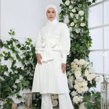 Zalora indonesia adalah pusat tren fashion pria, mempunyai ribuan produk mulai dari kaos, celana jeans, sepatu kets hingga sepatu formal, dompet, dan ikat pinggang. Mulai Cari Baju Lebaran Ini Rekomendasi Tunik Kekinian Dari 7 Online Shop