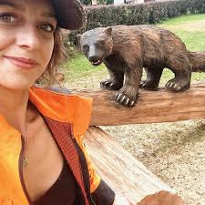 Drache aus Zirbenholz 🌲🐲 War schon ein besonderes Projekt, das in  Zusammenarbeit mit Erwin Herzog (RAS Art) entstanden ist. Ich habe den  Drachen gemacht und er hat den Wurzelstock (auch Zirbe) hinten