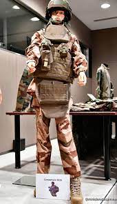 Sur la tenue de cérémonie, ils sont portés sur les manches, sans le caducée ; La Tenue Du Combattant 2020