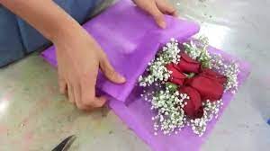 Mase utk tambah entri laaa. Making Flower Bouquet Small Posy Of 5 Red Roses Handbouquet Singapore Florist Youtube