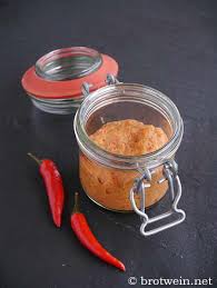 Die currypaste ist eine typische zutat der thailändischen küche und eine grundzutat für einige gerichte aus der gruppe der „gaeng. Rote Currypaste Selbst Machen Fur Thai Curry Brotwein