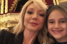 Максим галкин и алла пугачева, клава земцова, лиза и гарри галкины, кристина орбакайте и михаил земцов. Kristina Orbakajte Pokazala Kakoj Syurpriz Prigotovila Dlya Nee Doch Rambler Novosti