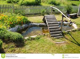 Kleiner Gartenteich Mit Holzerner Brucke Stockbild Bild Von Brucke Holzerner 21998829