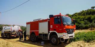 Πυρκαγιά ξέσπασε πριν από λίγο σε περιοχή με ξερά χόρτα, στον νέο βουτζά αττικής. Fwtia Twra Sta Kalybia Synagermos Sthn Pyrosbestikh Eley8eros Typos