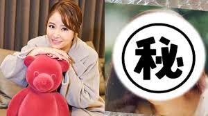 综合讯 林心如17岁就以广告模特儿身份出道 22岁出演 还珠格格 爆红 如今44岁的她仍拥有冻龄美貌 她最近在网络上分享少女时期的旧照 透露从朋友那里收到了一大叠照片 拿出来就感觉到 一股浓浓的岁月味 自己都忍不住边看边笑 林心如透露拿回这些照片的契机