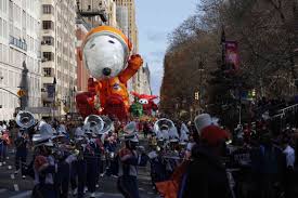 Spongebob squarepants, will make his 15 th appearance in the macy's thanksgiving day parade. Macy S Thanksgiving Parade 2019 Snoopy Und Spongebob Ziehen Durch New York