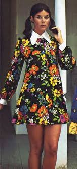 Gli anni '70 hanno come fulcro i giovani con la loro apertura mentale e il loro spirito di ribellione che li porta a uscire dagli schemi della moda classica. 28 Idee Su Abiti Anni 70 Abiti Anni 70 Abiti Moda Anni 60