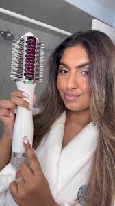 I have been in the market for a hot round brush for easy hair touch ups  when I’m in a rush! When I stumbled across the the new @sharkbeauty that  you’re able to use