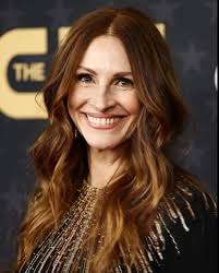 Natural, but so careless! 😮 Julia Roberts was recently caught by paparazzi  without makeup or styled hair, and some of her fans could hardly recognize  her 💁‍♀️ ❤️ ❤️ Check the comments