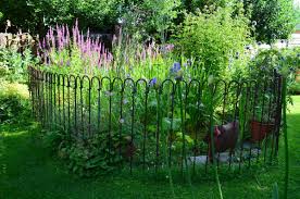 Zaun Fur Einen Bluhenden Gartenteich Gartenteich Garten Teich