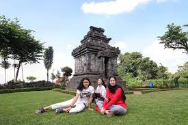 Candi candi pringapus dibangun pada tahun tahun 772 ç atau 850 masehi menurut prasasti yang ditemukan di sekitar candi ketika. Candi Pringapus Harga Tiket Masuk Spot Foto Terbaru 2021