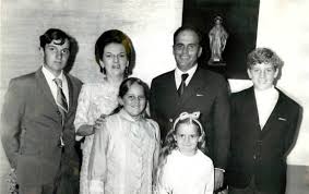 Dios lo guarde y llene de fortaleza a sus seres amados, sostuvo. Gl5ls 4djtgr3m
