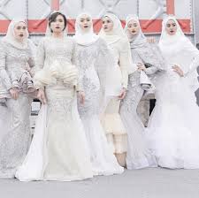 Setelan baju pengantin pria yang menggunakan jas polos mungkin sudah biasa. Pink Bubblegum Princess