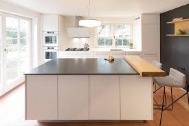 Moderne Kuche Vom Schreiner Mit Weisser Kochinsel Dunkler Arbeitsflache Und Theke Aus Vollholz Mit Stylischen Bar Moderne Kuche Kuche Vom Schreiner Kuche Block