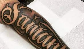 En tanto que para los hombres, la espalda nunca pierde su condición de lugar por excelencia para tatuar este y cualquier simbolismo, pero además quedan muy bien, los tatuajes de. Diseno De Letras De Fabiana Para Tatuar Nombres Tipografia Nombres Cursiva Tipos De Letras Para Tatuajes Novocom Top Letras De Fabiana Cantilo Y Mucho Mas Imbauan