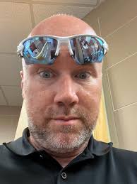 Is or has anyone dated this guy total red flags 🚩 please be careful. He's  not who he says he is...