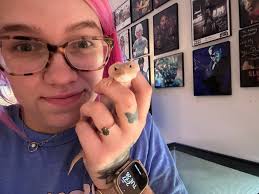 Look at them peepers.