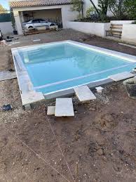 La dalle piscine s utilise autour de la piscine ou pour supporter le poids du bassin. Installation Piscine Coque Polyester En 15 Etapes Spa Piscines