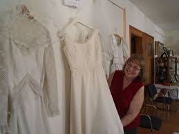 Ein brautkleid, das schlicht geschnitten und kaum verziert ist, kann gerne mit einem auffälligen oder langen brautschleier in szene gesetzt werden. Als Weisse Brautkleider Noch Selten Waren Pohlheim