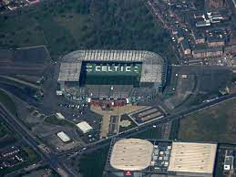 El celtic park es un estadio de fútbol de glasgow, escocia, propiedad del celtic football club.con una capacidad de 60.832 espectadores sentados, 4 es el más grande de escocia y el octavo estadio más grande del reino unido, después de murrayfield, old trafford, el estadio olímpico de londres, twickenham, wembley, millennium stadium y emirates stadium. Celtic Park Wikipedia