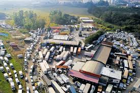 A lenta retomada do abastecimento de combustíveis e de produtos líderes de caminhoneiros prometem greve 'muito pior' e dizem que não estão fracos. O Governo Atropelado Veja