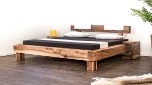 Betten aus massivholz sind als zentrales möbelstück deines schlafzimmers der absolute hingucker und bestechen vor allem durch ihre naturbelassene maserung. Das Balkenbett Aus Schweizer Holz Mit Liebe Zum Detail