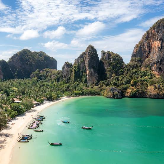 Thailand Travel Do's and Don'ts: Tips for Visiting Respectfully