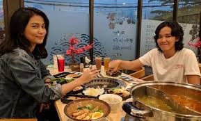 Sop kaki sapi atau tulang sumsum dengan rasa yang gurih bisa dicoba di tempat ini. Sup Tulang Sum Sum Enak Di Purwokerto Kuliner Malang Warung Bakso Ini Sajikan Isian Tak Biasa Di Tiap Bulatannya Awas Terjebak Enak Tribun Travel Rugi Kalo Kamu Sampe Belum Pernah Cobain