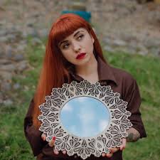 Cinco de mezclas, seis cd y dvd de directos y un librero de 120. Mon Laferte Seis