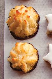 Chocolate Dipped Coconut Macaroons Kokosmakronen Coconut Macaroons Coconut Macaroons Recipe Macaroon Recipes